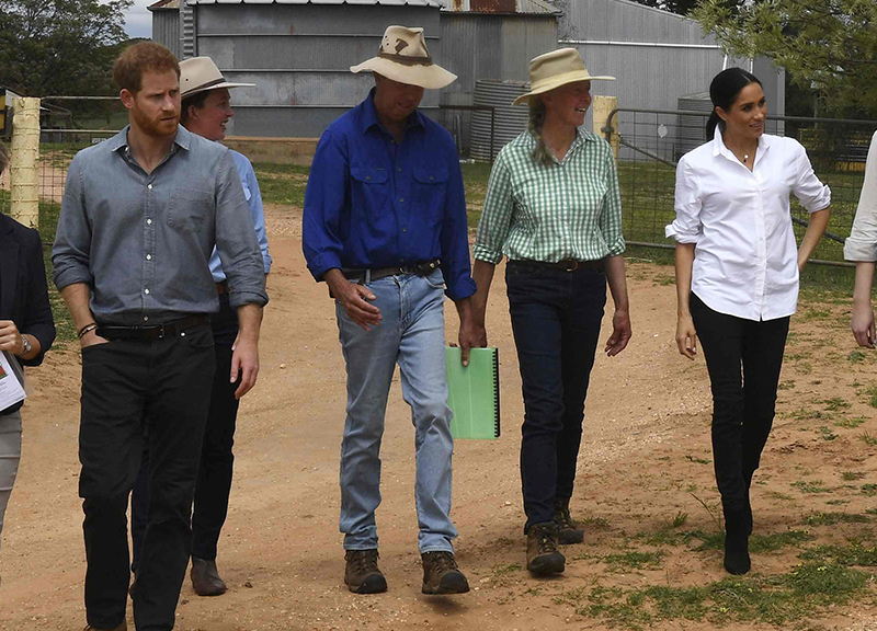 Meghan e Harry come popstar in Australia. E fanno pure il “miracolo” pioggia