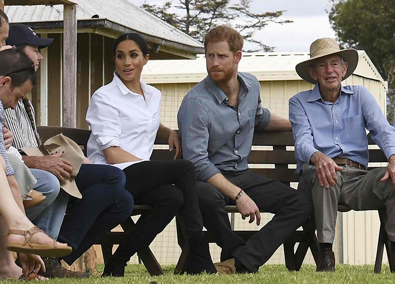 Meghan e Harry come popstar in Australia. E fanno pure il “miracolo” pioggia
