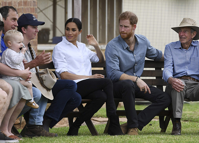 Meghan e Harry come popstar in Australia. E fanno pure il “miracolo” pioggia
