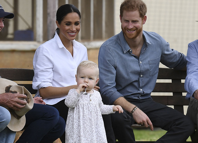 Meghan e Harry come popstar in Australia. E fanno pure il “miracolo” pioggia