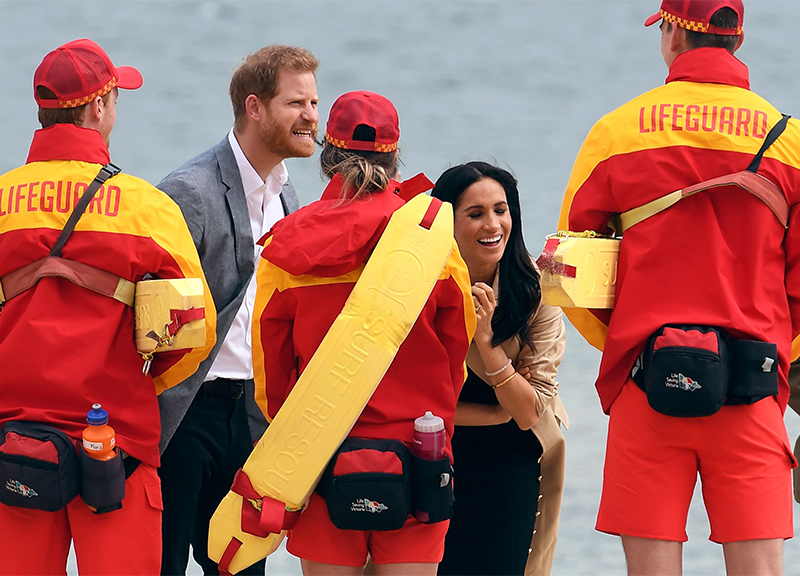 Meghan e Harry come popstar in Australia. E fanno pure il “miracolo” pioggia