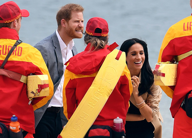 Meghan e Harry come popstar in Australia. E fanno pure il “miracolo” pioggia