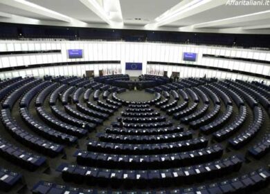 Vitalizi, lettera M5s al Parlamento europeo: “Aboliamoli anche a Strasburgo”