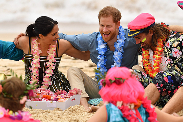 Meghan Markle e Harry in Australia: piedi nudi e abbraccio “collettivo”. FOTO Meghan Markle e Harry in Australia: piedi nudi e abbraccio “collettivo”. FOTO