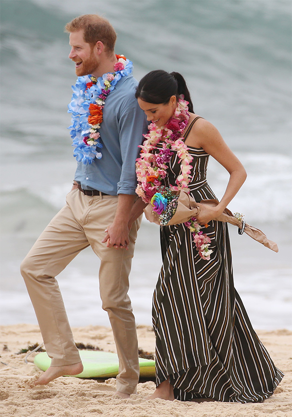 Meghan Markle e Harry in Australia: piedi nudi e abbraccio “collettivo”. FOTO Meghan Markle e Harry in Australia: piedi nudi e abbraccio “collettivo”. FOTO