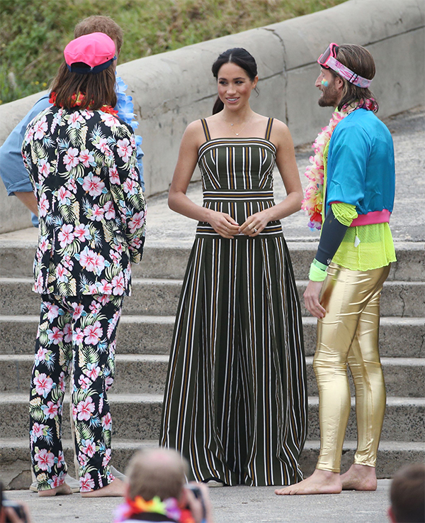 Meghan Markle e Harry in Australia: piedi nudi e abbraccio “collettivo”. FOTO Meghan Markle e Harry in Australia: piedi nudi e abbraccio “collettivo”. FOTO