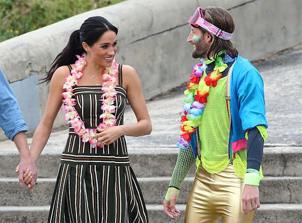 Meghan Markle e Harry in Australia: piedi nudi e abbraccio “collettivo”. FOTO Meghan Markle e Harry in Australia: piedi nudi e abbraccio “collettivo”. FOTO