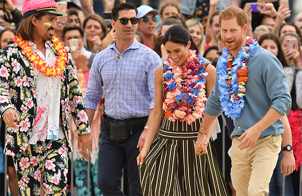 Meghan Markle e Harry in Australia: piedi nudi e abbraccio “collettivo”. FOTO Meghan Markle e Harry in Australia: piedi nudi e abbraccio “collettivo”. FOTO