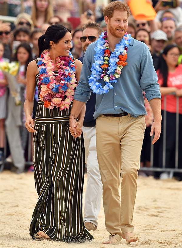 Meghan Markle e Harry in Australia: piedi nudi e abbraccio “collettivo”. FOTO Meghan Markle e Harry in Australia: piedi nudi e abbraccio “collettivo”. FOTO