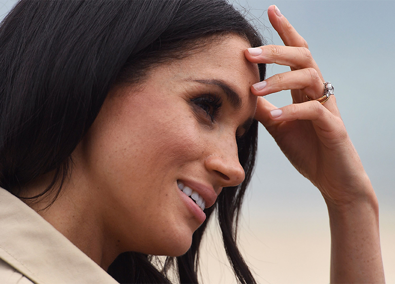 Meghan Markle e Harry in Australia: piedi nudi e abbraccio “collettivo”. FOTO Meghan Markle e Harry in Australia: piedi nudi e abbraccio “collettivo”. FOTO