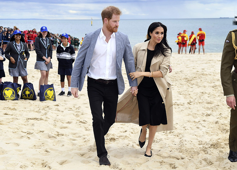 Meghan Markle e Harry in Australia: piedi nudi e abbraccio “collettivo”. FOTO Meghan Markle e Harry in Australia: piedi nudi e abbraccio “collettivo”. FOTO