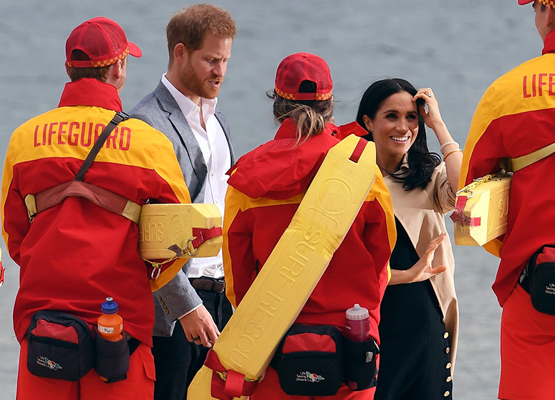 Meghan Markle e Harry in Australia: piedi nudi e abbraccio “collettivo”. FOTO Meghan Markle e Harry in Australia: piedi nudi e abbraccio “collettivo”. FOTO