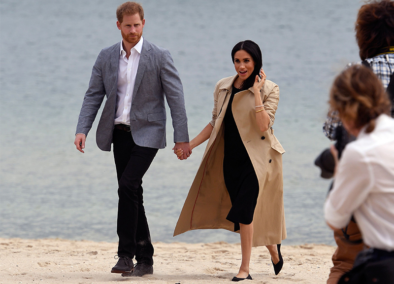 Meghan Markle e Harry in Australia: piedi nudi e abbraccio “collettivo”. FOTO Meghan Markle e Harry in Australia: piedi nudi e abbraccio “collettivo”. FOTO