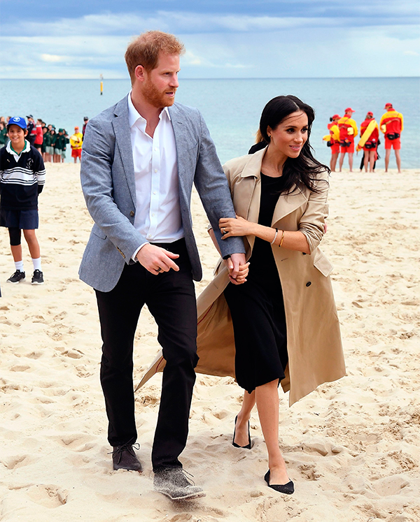 Meghan Markle e Harry in Australia: piedi nudi e abbraccio “collettivo”. FOTO Meghan Markle e Harry in Australia: piedi nudi e abbraccio “collettivo”. FOTO