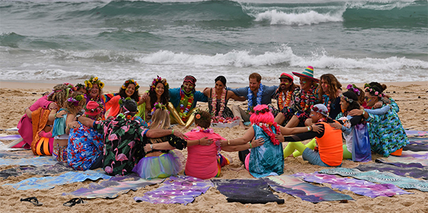 Harry ruba la scena a Meghan. Svelato il mistero dell’anello nero: FOTO