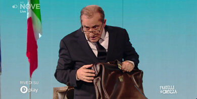 Crozza/Tria estrae dalla borsa la “manina” fantasma