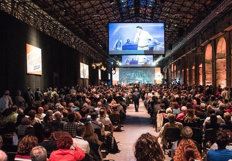 Matteo Renzi e la sua battaglia alla Leopolda. Attacca il governo, sfida il Pd Matteo Renzi e la sua battaglia alla Leopolda. Attacca il governo, sfida il Pd