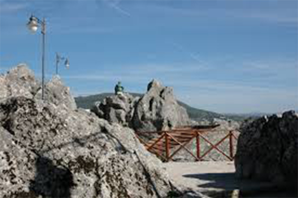 S. Angelo Le Fratte, il paese delle cantine si colora per attrarre turisti S. Angelo Le Fratte, il paese delle cantine si colora per attrarre turisti