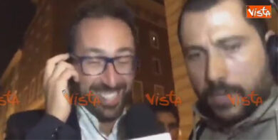 Il Ministro Bonafede canta ‘4 amici al bar’ al termine di Italia a 5 Stelle