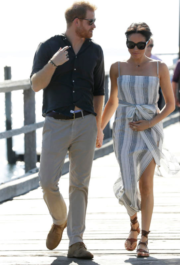 Meghan Markle in abito blu elettrico: il pancino “esplode”. TUTTE LE FOTO Meghan Markle in abito blu elettrico: il pancino “esplode”. TUTTE LE FOTO