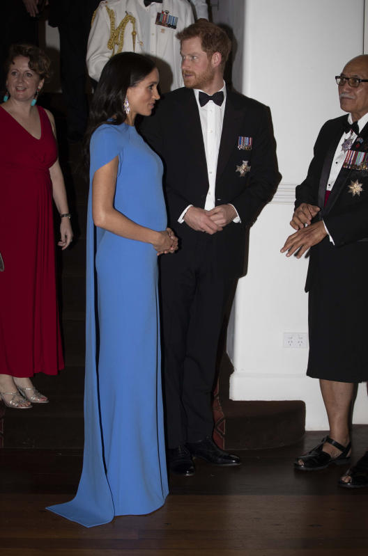 Meghan Markle in abito blu elettrico: il pancino “esplode”. TUTTE LE FOTO Meghan Markle in abito blu elettrico: il pancino “esplode”. TUTTE LE FOTO