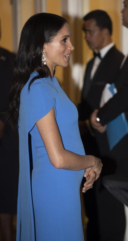 Meghan Markle in abito blu elettrico: il pancino “esplode”. TUTTE LE FOTO Meghan Markle in abito blu elettrico: il pancino “esplode”. TUTTE LE FOTO