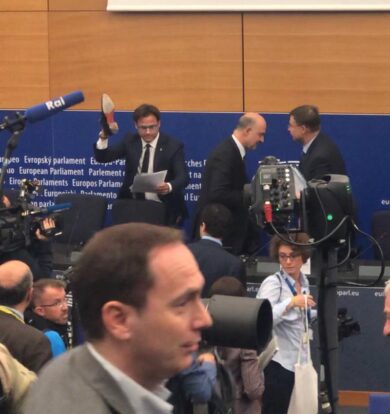 Il leghista Ciocca imbratta con una scarpa le carte di Moscovici. Video