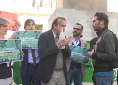 Verdi con frutta e verdura a Montecitorio contro norma su fanghi depurazione