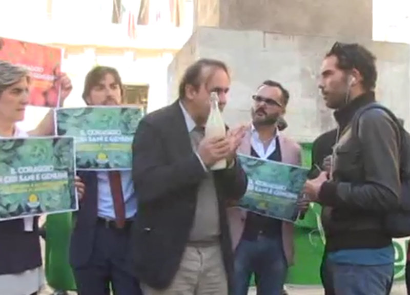 Verdi con frutta e verdura a Montecitorio contro norma su fanghi depurazione Verdi con frutta e verdura a Montecitorio contro norma su fanghi depurazione