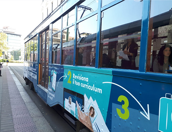 A Milano il Tram del Curriculum per chi cerca lavoro A Milano il Tram del Curriculum per chi cerca lavoro