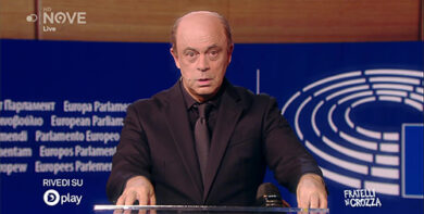 Crozza/Moscovici, come Cenerentola, cerca a chi appartiene la scarpetta