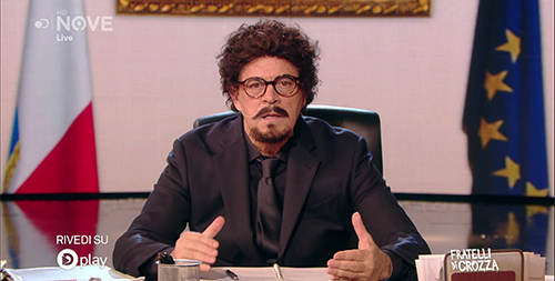 Crozza/Toninelli: “Devo leggere prima le righe nere o gli spazi bianchi?” Crozza/Toninelli: “Devo leggere prima le righe nere o gli spazi bianchi?”
