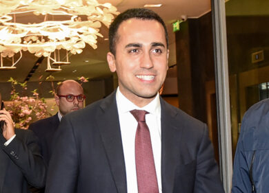 Whirlpool, Di Maio firma accordo: zero esuberi e rientro produzione in Italia