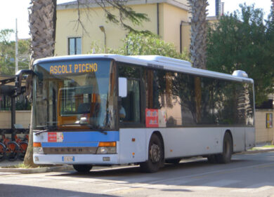 “Non puoi sederti perché sei negra”. Immigrati circondano anziano picchiatello