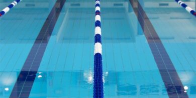 Milano, mamma allatta suo figlio e viene allontanata dalla piscina