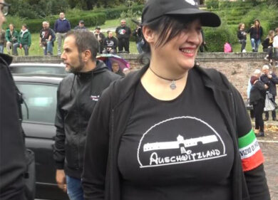 Forza Nuova, sospesa la militante con la maglietta “Auschwitzland”