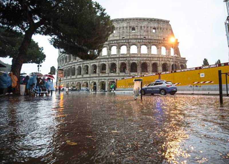 Roma, raffiche di vento record. Campidoglio: “250 interventi causa maltempo” Roma, raffiche di vento record. Campidoglio: “250 interventi causa maltempo”