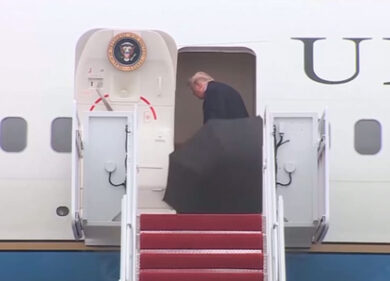 Trump non sa chiudere l’ombrello? Interviene lo staff. VIDEO