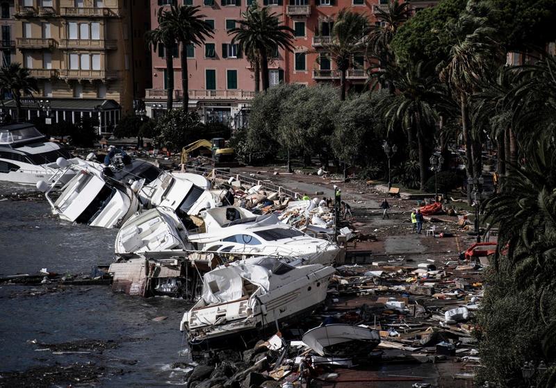 Maltempo, devastato il porto di Rapallo. Danni allo yacht di Berlusconi Jr. Maltempo, devastato il porto di Rapallo. Danni allo yacht di Berlusconi Jr.