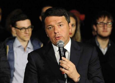 Atac, Renzi sposa il “sì” al referendum: “Bus di Roma a fuoco, sono a favore”