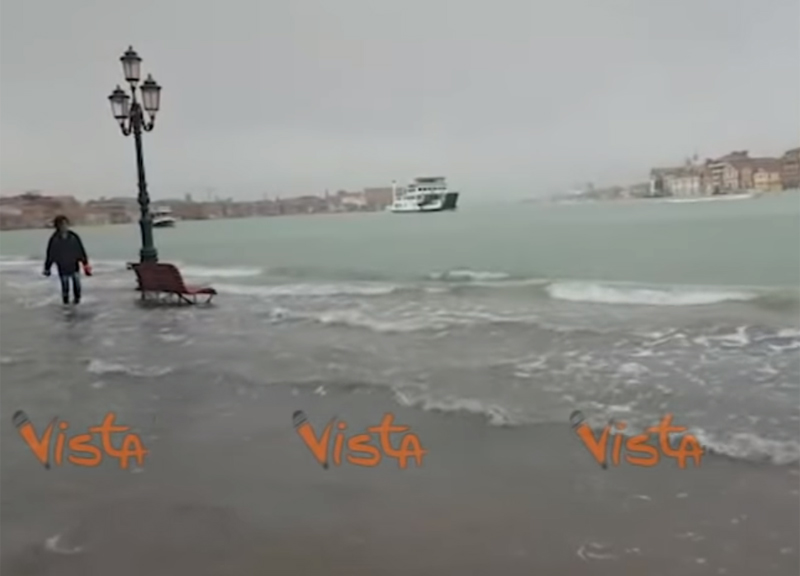 Maltempo da Nord a Sud: 12 morti. Acqua record a Venezia. Danni a San Marco Maltempo da Nord a Sud: 12 morti. Acqua record a Venezia. Danni a San Marco