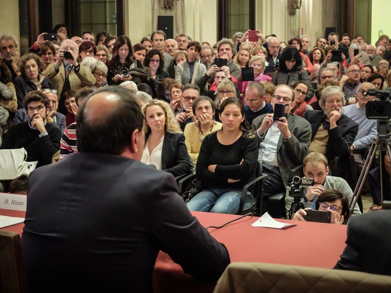 Riace, il sindaco Lucano a Milano: “Un’altra umanità è possibile”. FOTO