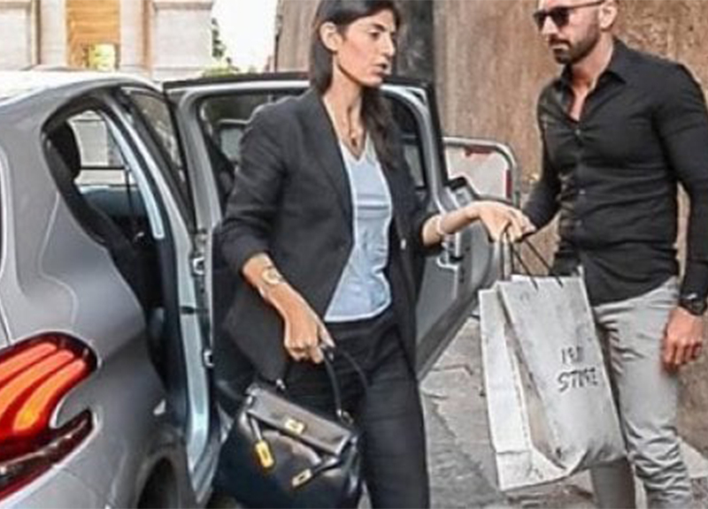 Roma, polemica social sulla borsa della Raggi. In soccorso arriva il marito Roma, polemica social sulla borsa della Raggi. In soccorso arriva il marito