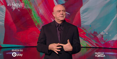 Crozza commenta, con un monologo ironico e amaro, i dati sulla natalità