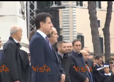 Conte canta l’inno italiano durante le celebrazioni del 4 Novembre