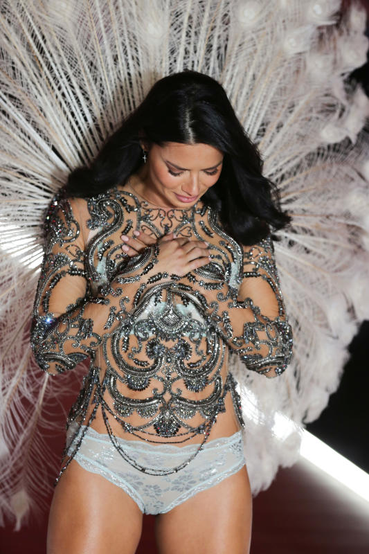 Adriana Lima in lacrime. Addio agli Angeli di Victoria’s Secret. FOTO Adriana Lima in lacrime. Addio agli Angeli di Victoria’s Secret. FOTO