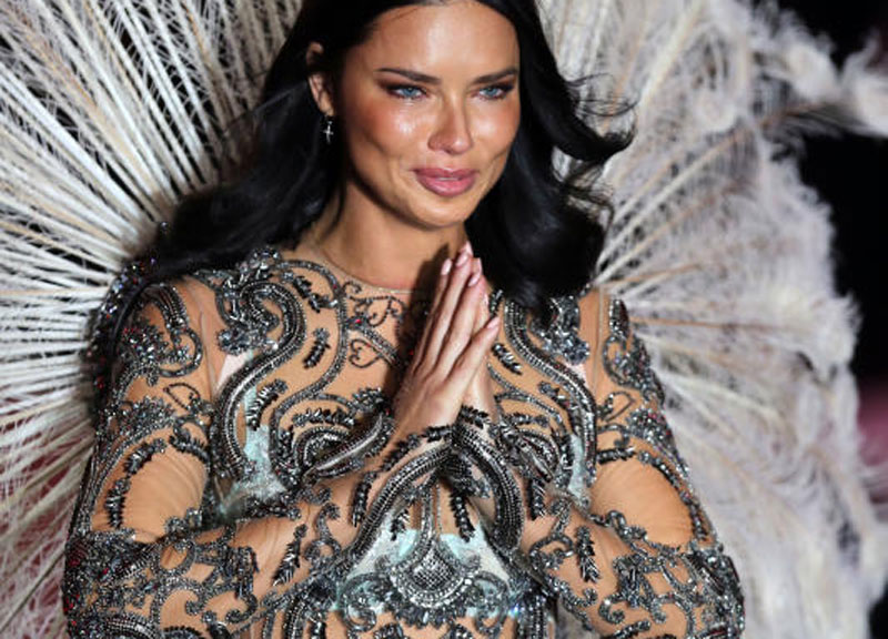 Adriana Lima in lacrime. Addio agli Angeli di Victoria’s Secret. FOTO Adriana Lima in lacrime. Addio agli Angeli di Victoria’s Secret. FOTO