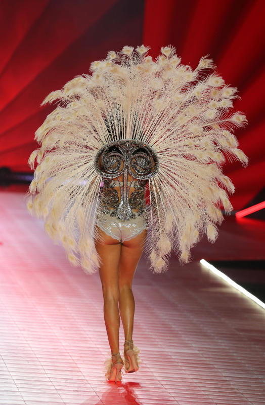 Adriana Lima in lacrime. Addio agli Angeli di Victoria’s Secret. FOTO Adriana Lima in lacrime. Addio agli Angeli di Victoria’s Secret. FOTO