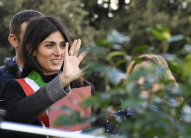 Virginia Raggi assolta. Il sindaco suona la carica: “Si torna al lavoro”