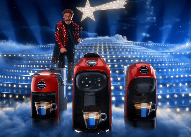 Lavazza, Crozza canta e balla in Paradiso per Natale. FOTO e VIDEO Lavazza, Crozza canta e balla in Paradiso per Natale. FOTO e VIDEO